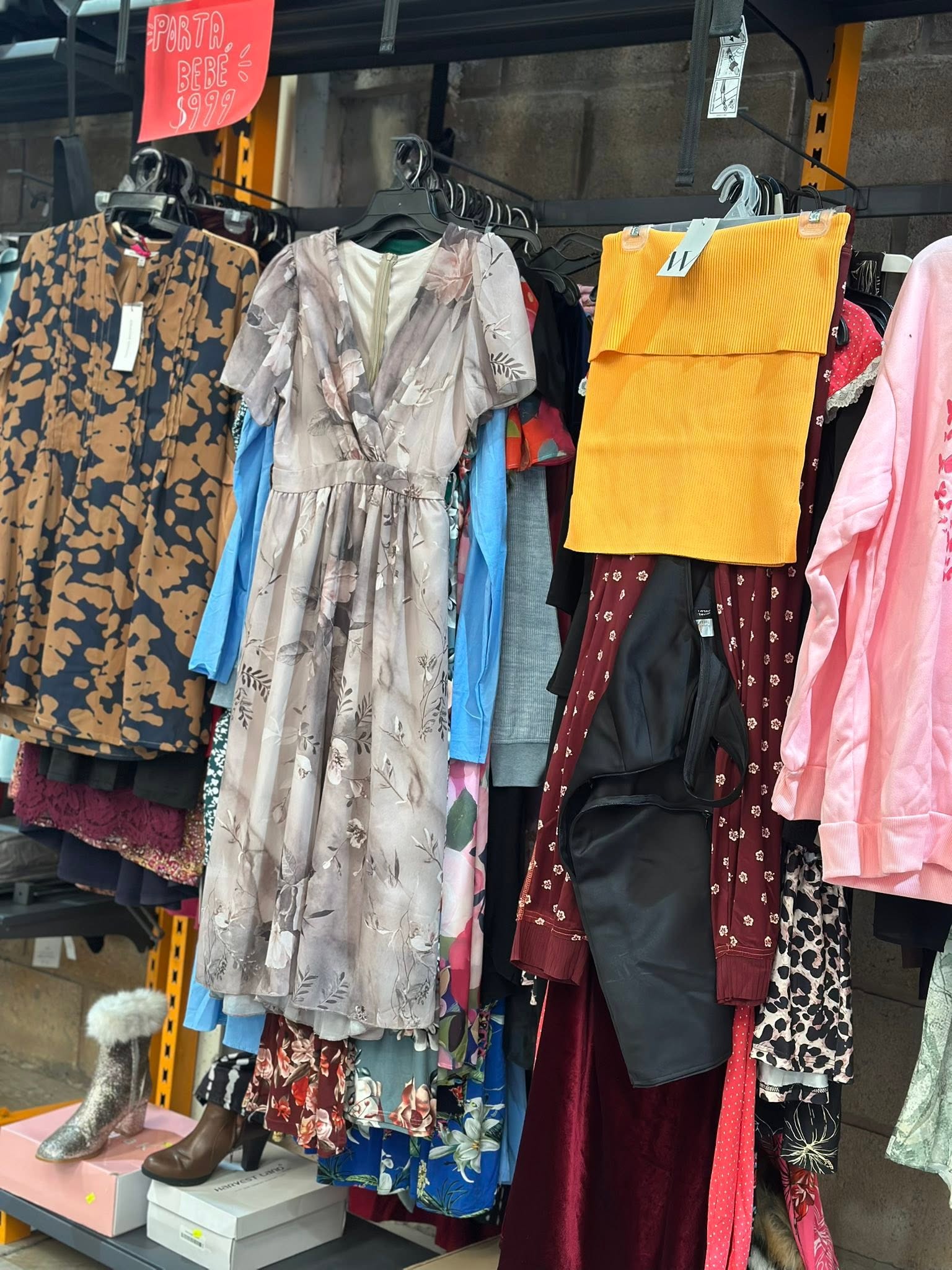 Sección de ropa en Mega Box